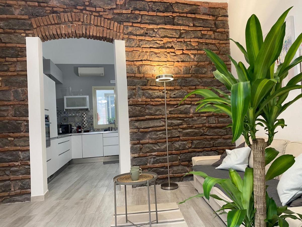 Apartment Alfonzetti-5 Min Walk To Central Train And Bus Station คาตาเนีย ภายนอก รูปภาพ